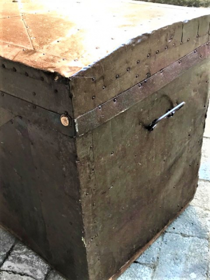 OSMANLI ORTA BOY AHŞAP ÜZERİ TENEKE İŞİ MASİF KİLİTLİ SANDIK İÇİ KAGIT KAPLAMA