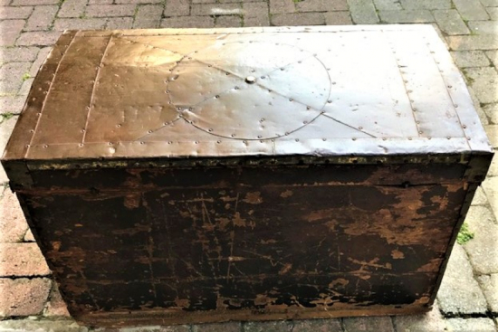 OSMANLI ORTA BOY AHŞAP ÜZERİ TENEKE İŞİ MASİF KİLİTLİ SANDIK İÇİ KAGIT KAPLAMA